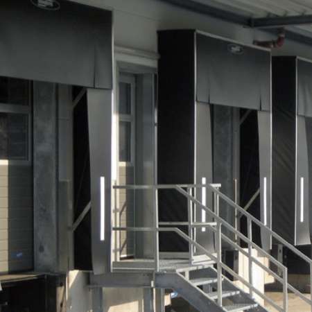 Hydraulic loading ramps with telescopic lip
