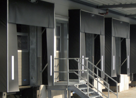 Hydraulic loading ramps with telescopic lip